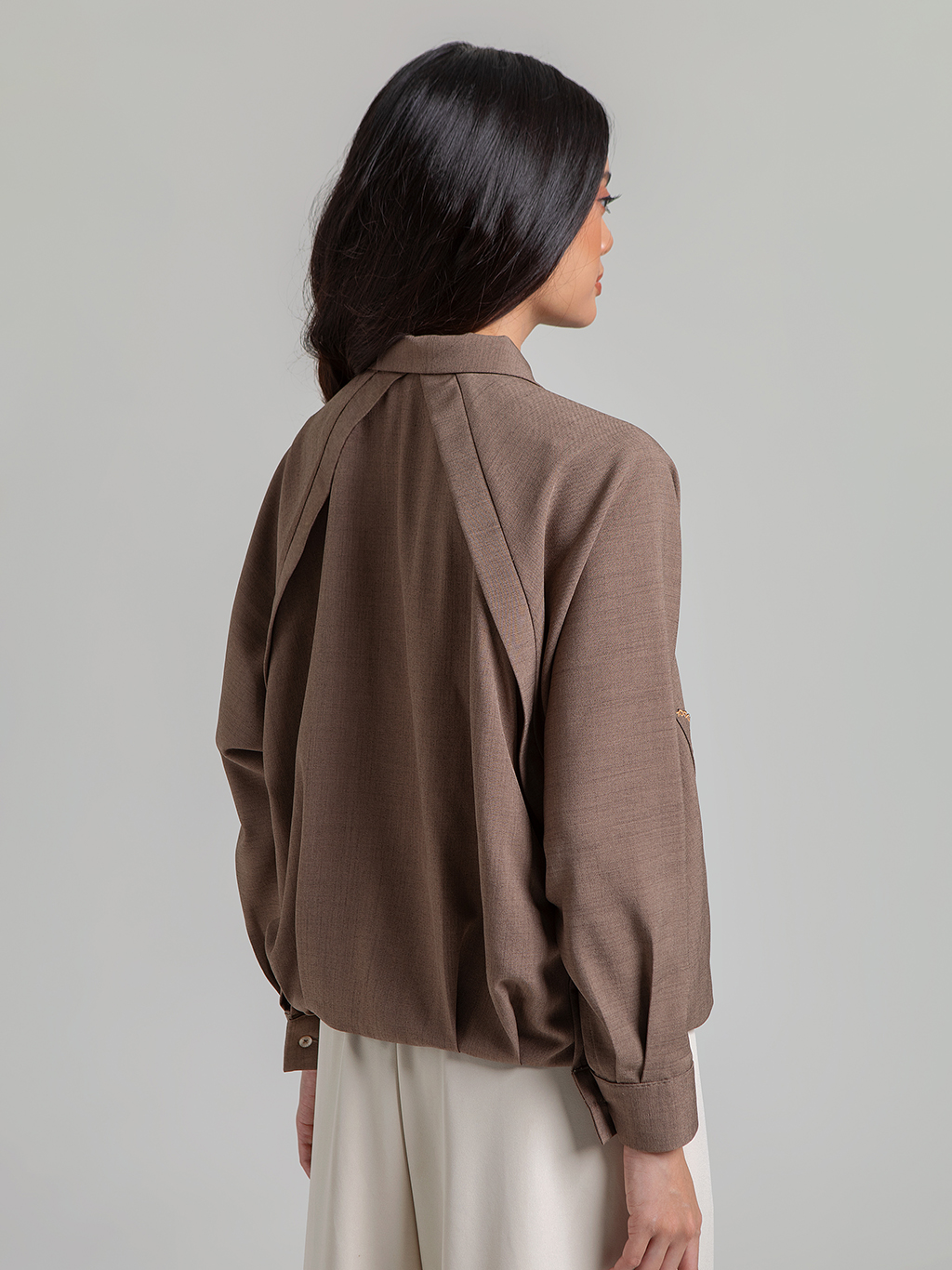 DISKON 15%. Outer atasan wanita lengan panjang bernuansa modis dengan lengan raglan longgar. Aksen kemeja kancing leher dan saku depan dengan bordir eksklusif.
