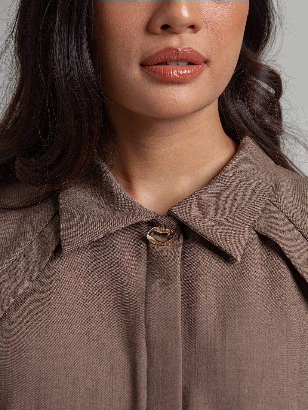 DISKON 15%. Outer atasan wanita lengan panjang bernuansa modis dengan lengan raglan longgar. Aksen kemeja kancing leher dan saku depan dengan bordir eksklusif.
