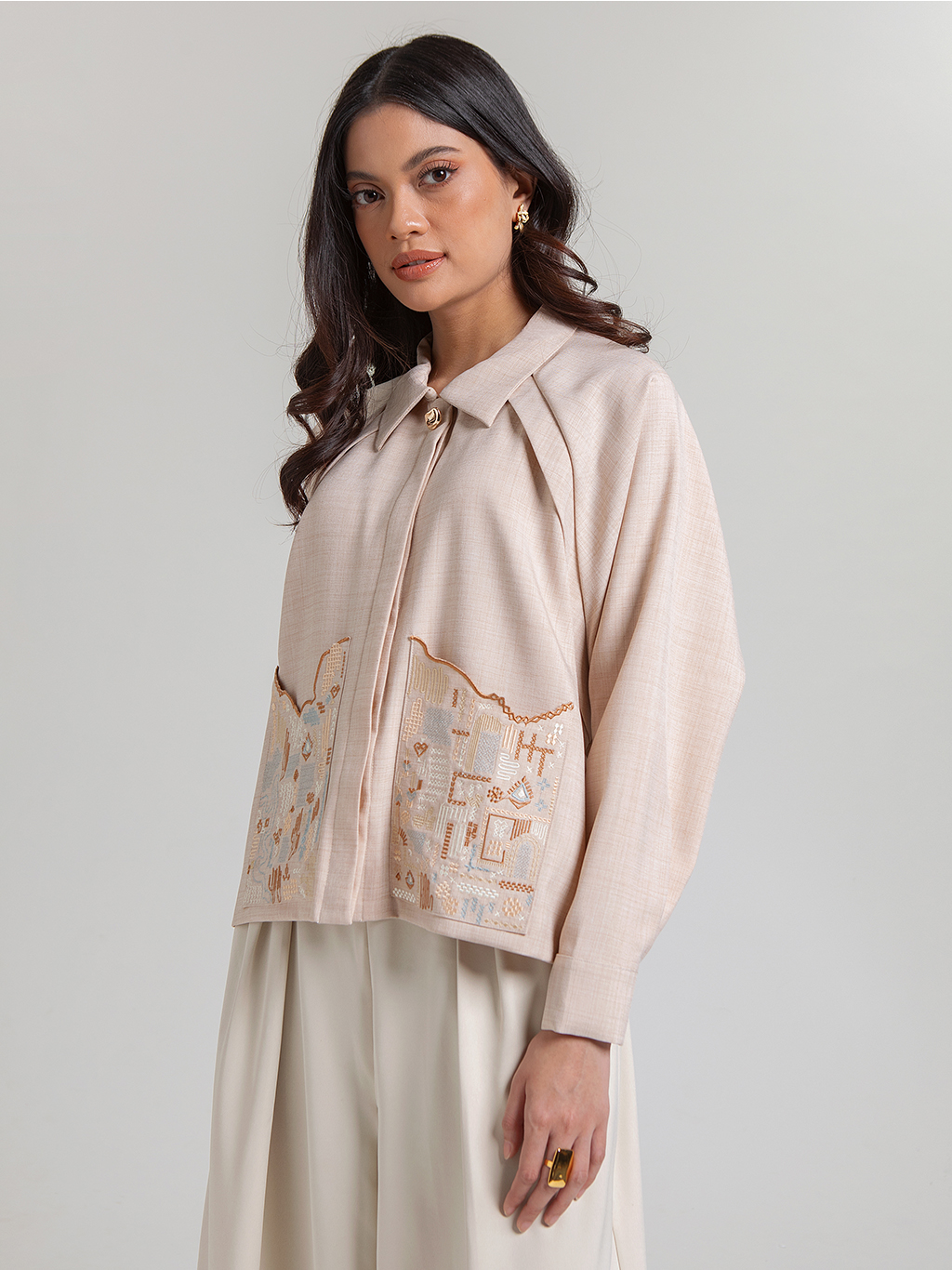 DISKON 15%. Outer atasan wanita lengan panjang bernuansa modis dengan lengan raglan longgar. Aksen kemeja kancing leher dan saku depan dengan bordir eksklusif.