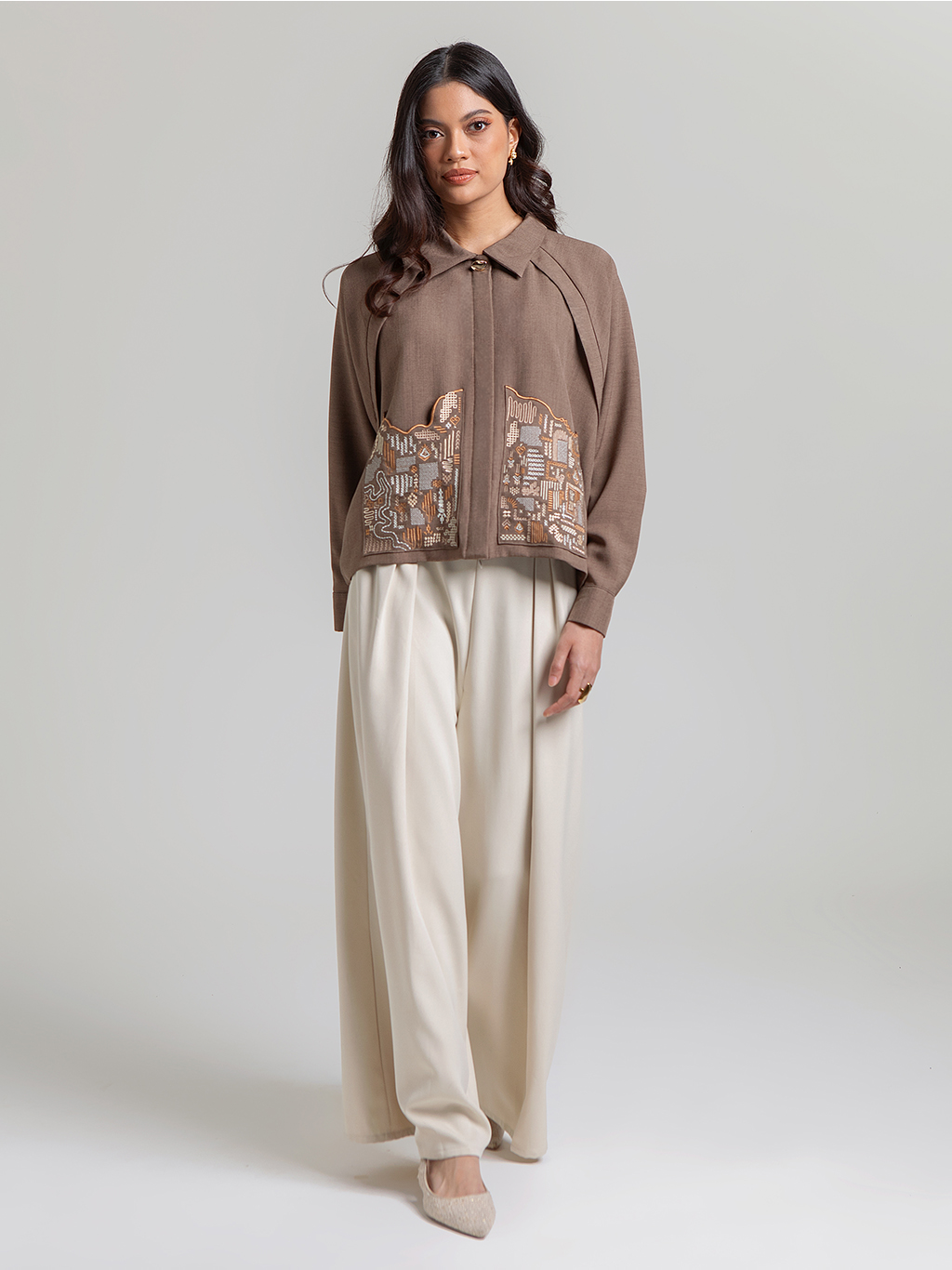 DISKON 15%. Outer atasan wanita lengan panjang bernuansa modis dengan lengan raglan longgar. Aksen kemeja kancing leher dan saku depan dengan bordir eksklusif.