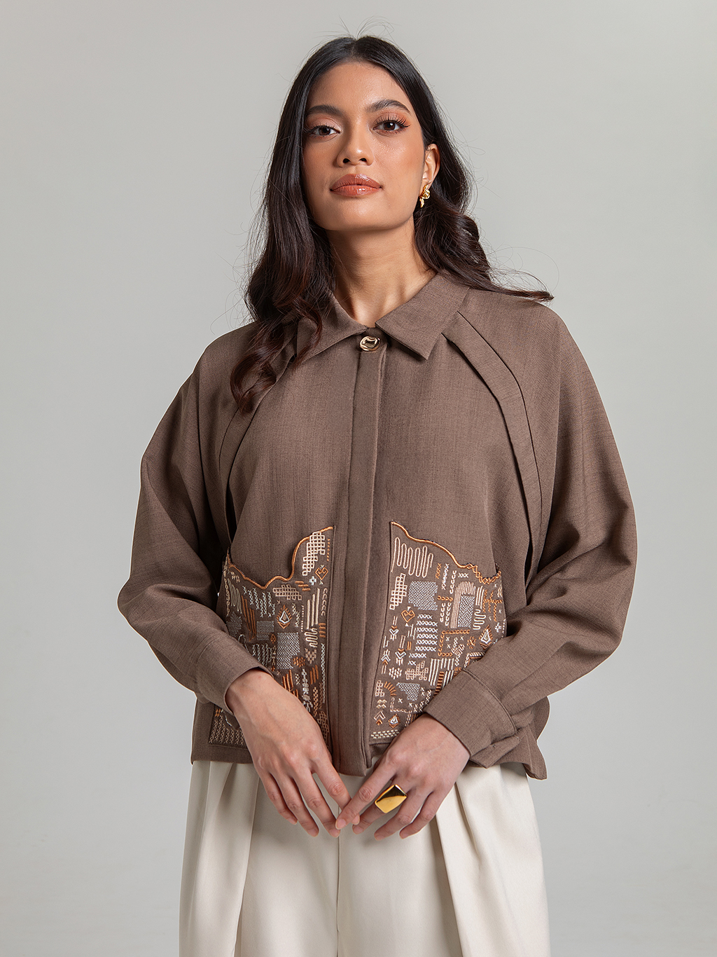DISKON 15%. Outer atasan wanita lengan panjang bernuansa modis dengan lengan raglan longgar. Aksen kemeja kancing leher dan saku depan dengan bordir eksklusif.