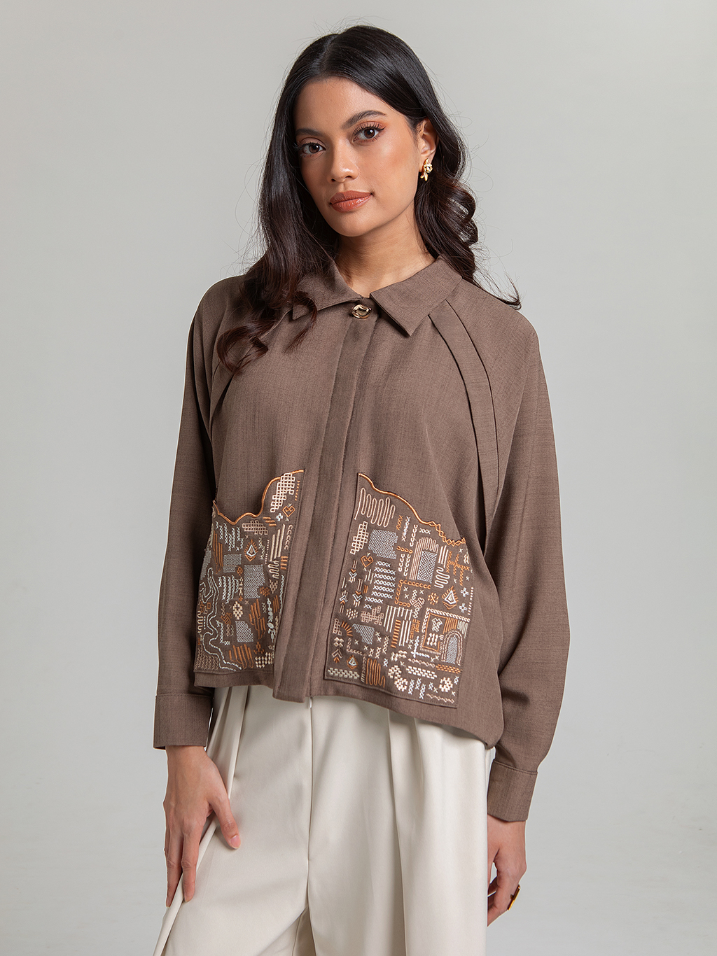 DISKON 15%. Outer atasan wanita lengan panjang bernuansa modis dengan lengan raglan longgar. Aksen kemeja kancing leher dan saku depan dengan bordir eksklusif.