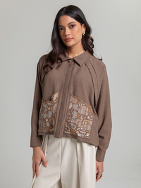 DISKON 15%. Outer atasan wanita lengan panjang bernuansa modis dengan lengan raglan longgar. Aksen kemeja kancing leher dan saku depan dengan bordir eksklusif.