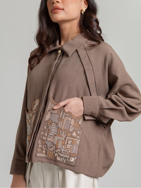 DISKON 15%. Outer atasan wanita lengan panjang bernuansa modis dengan lengan raglan longgar. Aksen kemeja kancing leher dan saku depan dengan bordir eksklusif.