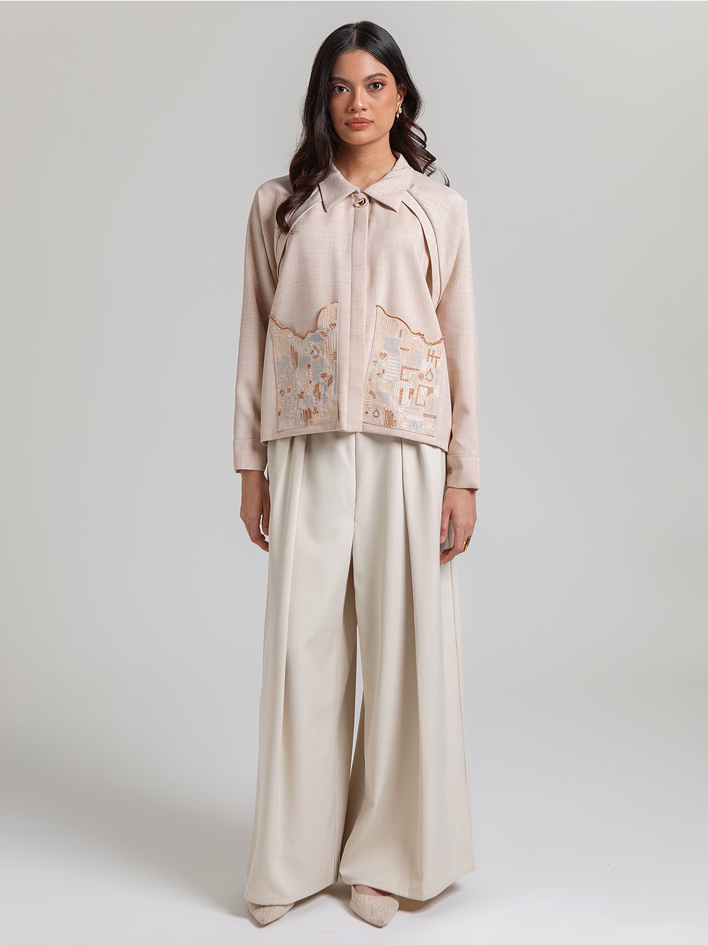 DISKON 15%. Outer atasan wanita lengan panjang bernuansa modis dengan lengan raglan longgar. Aksen kemeja kancing leher dan saku depan dengan bordir eksklusif.