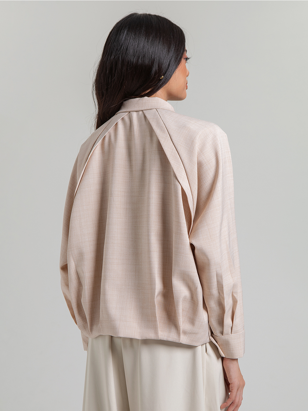 DISKON 15%. Outer atasan wanita lengan panjang bernuansa modis dengan lengan raglan longgar. Aksen kemeja kancing leher dan saku depan dengan bordir eksklusif.