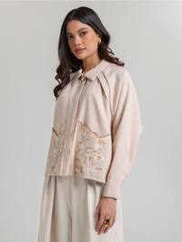 DISKON 15%. Outer atasan wanita lengan panjang bernuansa modis dengan lengan raglan longgar. Aksen kemeja kancing leher dan saku depan dengan bordir eksklusif.