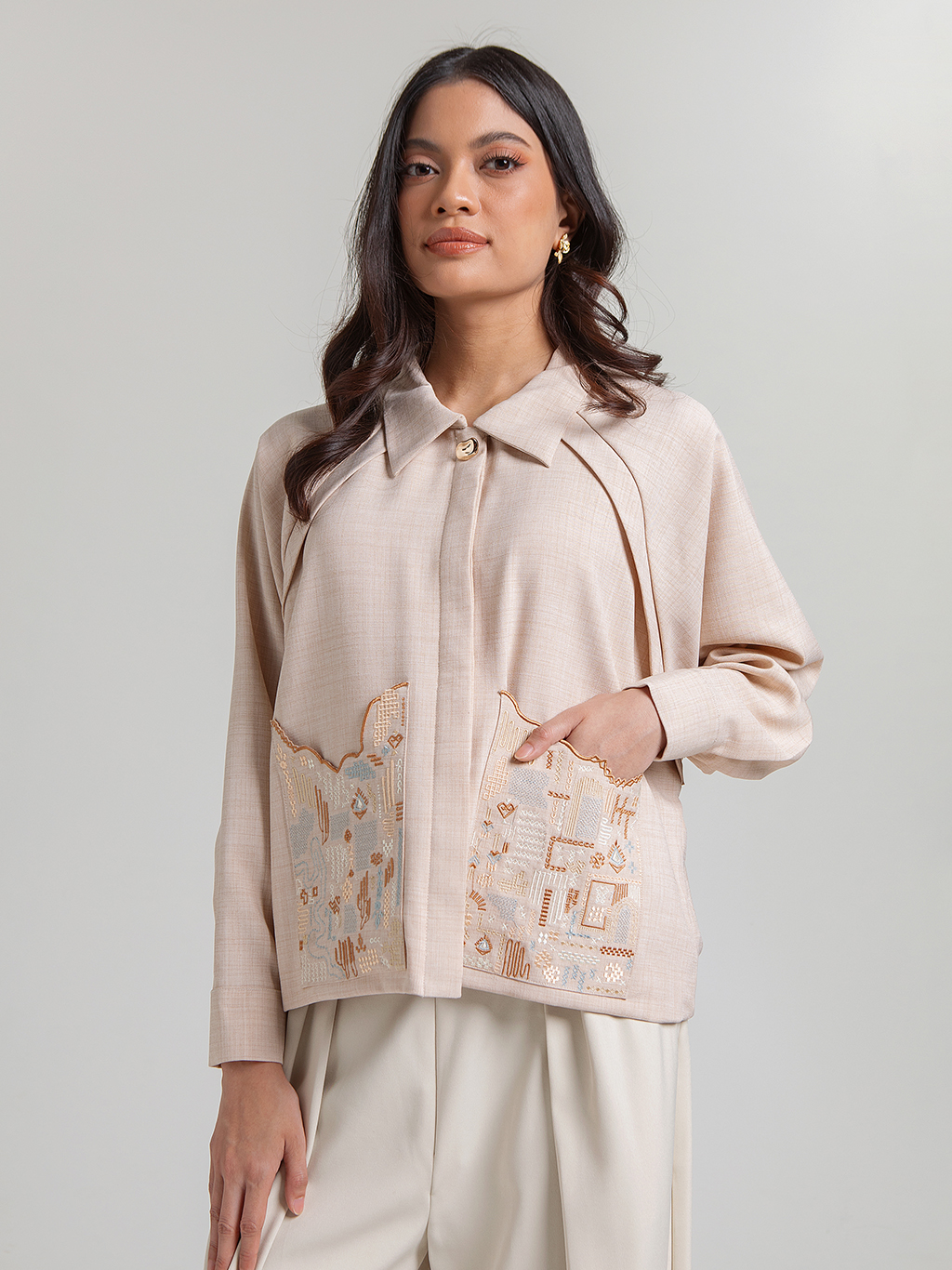 DISKON 15%. Outer atasan wanita lengan panjang bernuansa modis dengan lengan raglan longgar. Aksen kemeja kancing leher dan saku depan dengan bordir eksklusif.