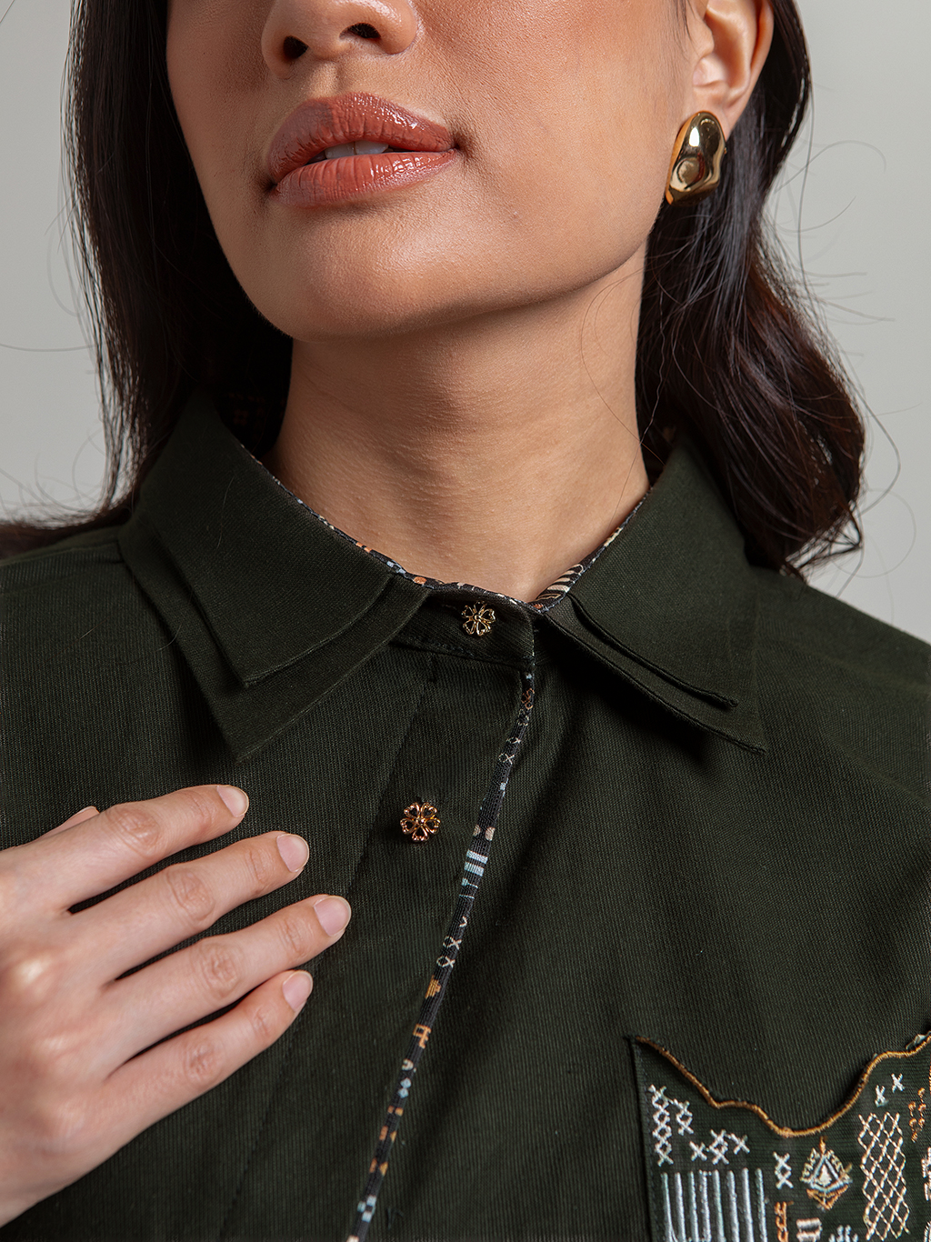 DISKON 15%. Atasan wanita lengan panjang premium. Kemeja kasual berpotongan longgar dengan plaket asimetris dan detail bordir saku yang unik.