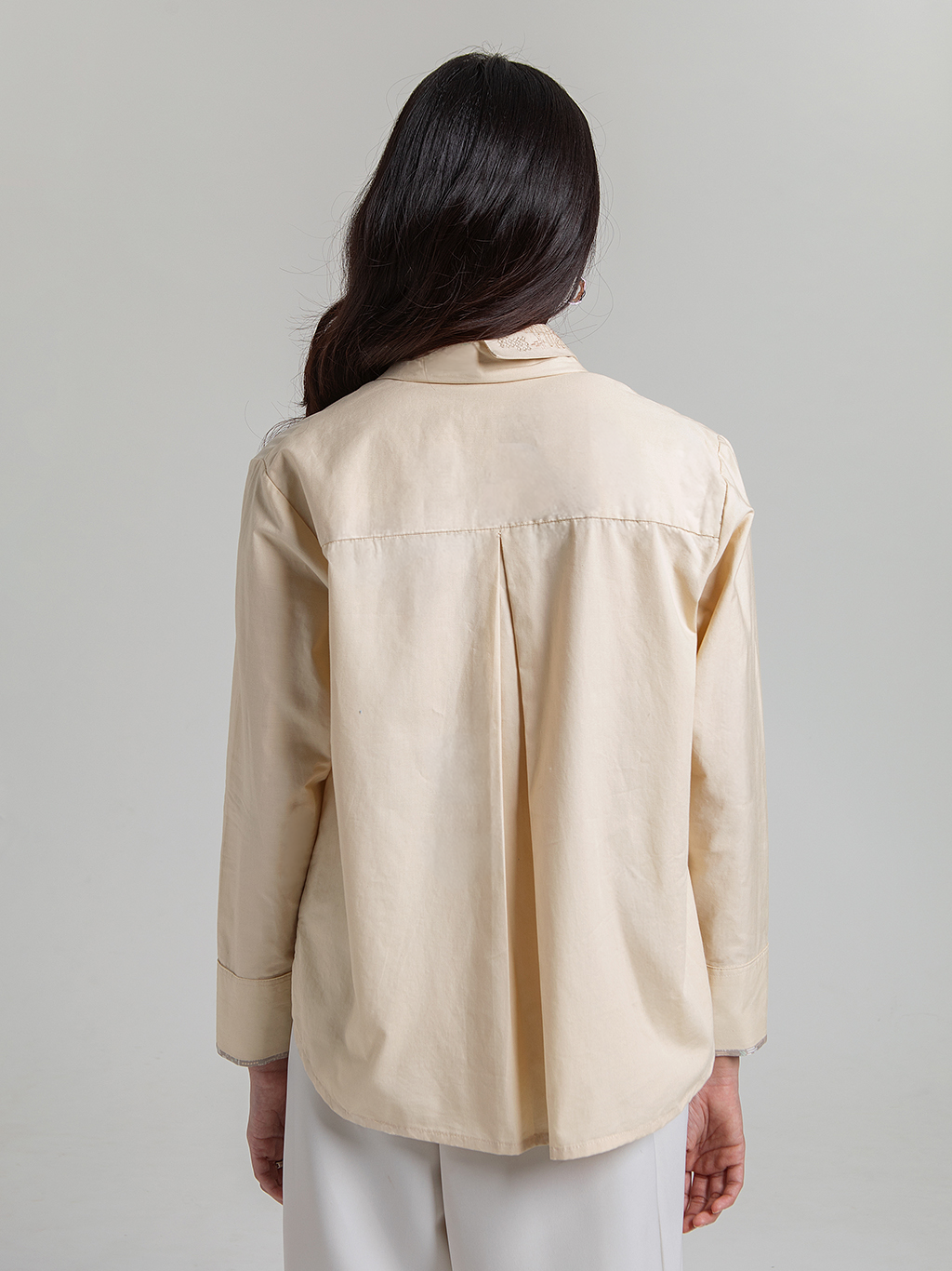 Diskon 15% atasan wanita lengan panjang premium berbahan 100% katun adem. Desain asimetris berlapis dengan detail lipit (pleats) dan aksen bordir yang elegan.