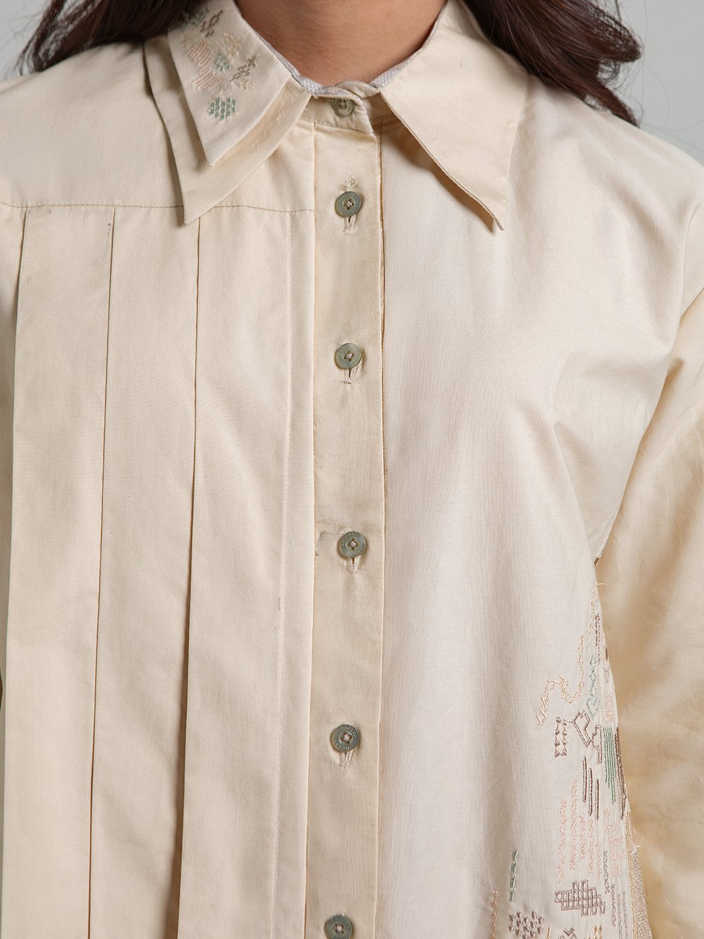 Diskon 15% atasan wanita lengan panjang premium berbahan 100% katun adem. Desain asimetris berlapis dengan detail lipit (pleats) dan aksen bordir yang elegan.